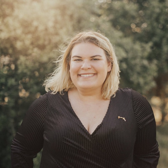 Meet your Posher, Hillary - Picture 1 of 1